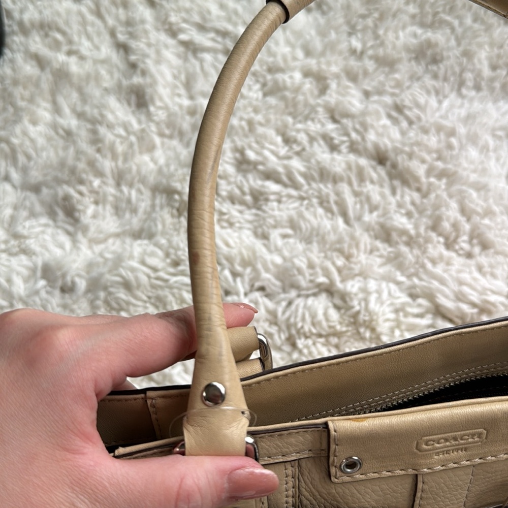 🆕‎ Coach Hamptons Satchel - Picture 6 of 10